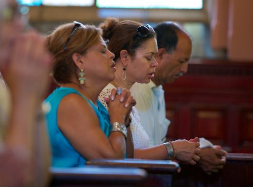 Parishioners at Trans. (Photo: Alberto Reyes)
