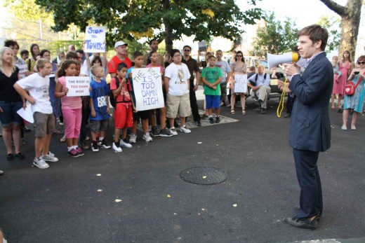 City Council candidate Stephen Pierson talked to Greenpoint residents at an anti-development rally. (Photo: Natalie Rinn) 